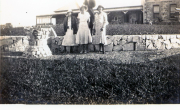 Tanilba-House-stone-wall-with-3-ladies-1934_result