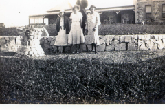 Tanilba-House-stone-wall-with-3-ladies-1934_result