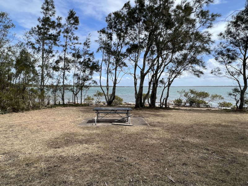 Sunset-Park-picnic-table-near-water-on-west-side-of-park